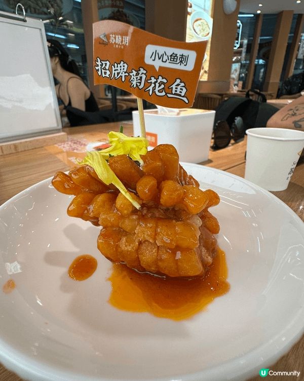 在一個還未開發的地方，走進唯一的大型商場，看到這巨型貓咪，忍...