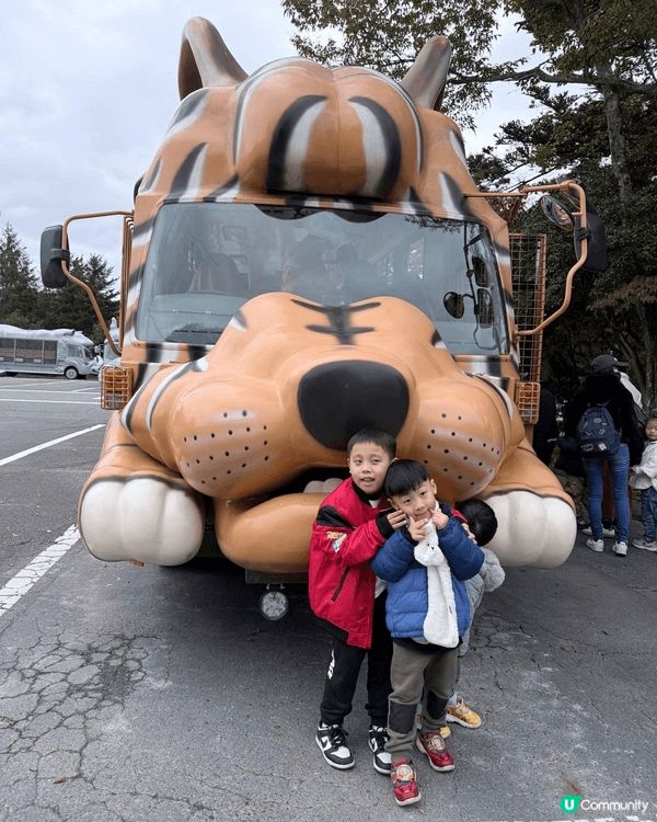 去東京Pokemon Store打卡和富士動物園坐籠車，餵獅...