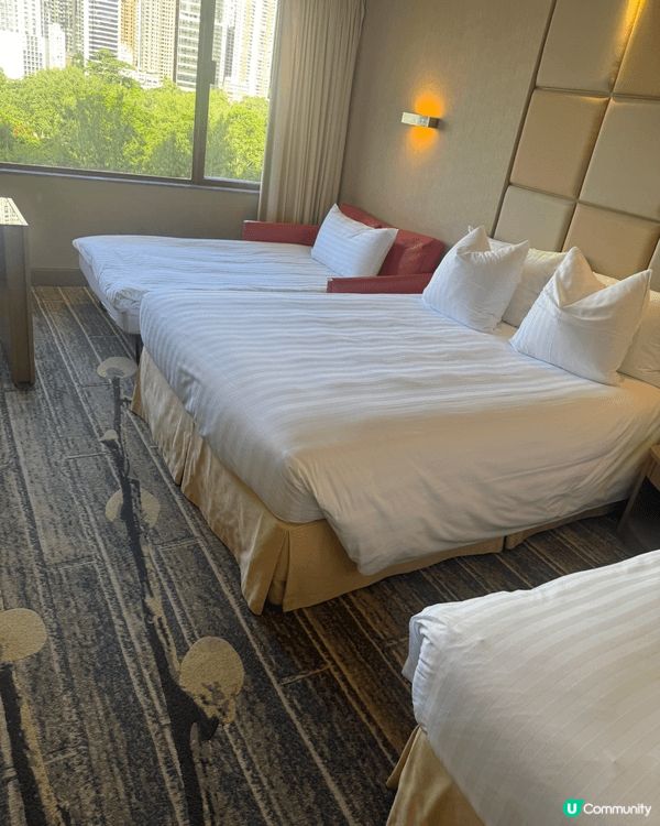 柏寧酒店擁有現代時尚的設計，其標誌性的玻璃幕牆與維港夜景相映...