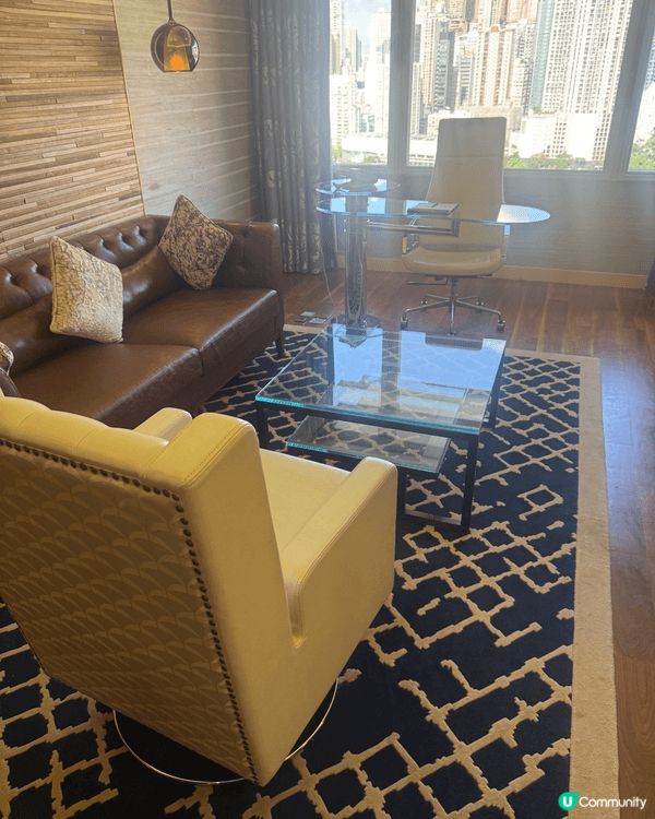 柏寧酒店擁有現代時尚的設計，其標誌性的玻璃幕牆與維港夜景相映...