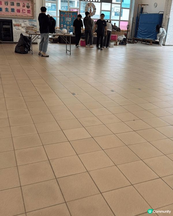 柏寧酒店擁有現代時尚的設計，其標誌性的玻璃幕牆與維港夜景相映...