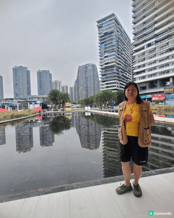 汕尾旅行中過程很寫意，咖啡店外就是金町灣的沙灘。海水很藍，遠...
