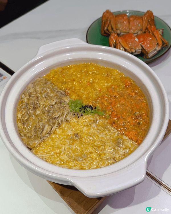 深圳「蟹叁寶」嘅蟹皇煲仔飯有齊蟹黃、蟹膏、蟹肉同蟹腿肉，配埋...