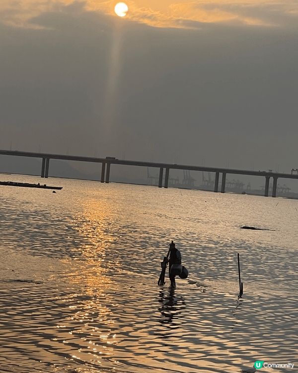 在流浮山欣賞秋天黃昏，剛好當天水退時影到一個人在大海行走！