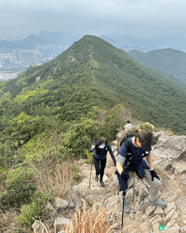 ＂釣魚翁＂山頂的霸氣美景，令人鼓舞。沿途行山路徑輕鬆，完全忘...
