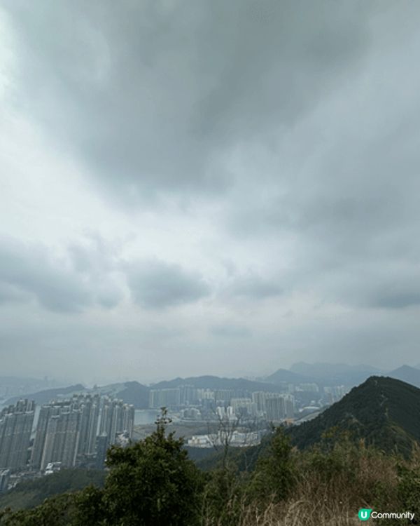 ＂釣魚翁＂山頂的霸氣美景，令人鼓舞。沿途行山路徑輕鬆，完全忘...