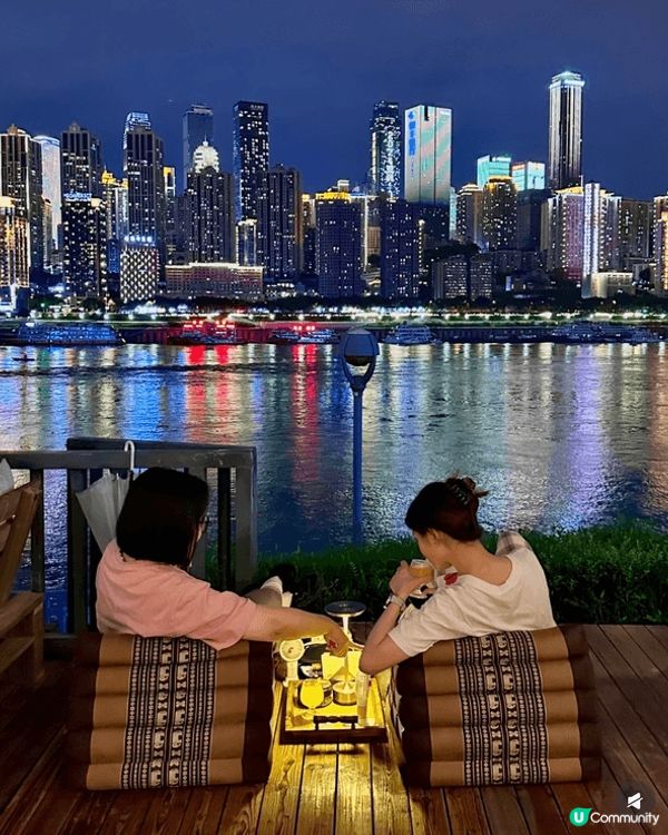 第一幅圖中，紅磚牆上寫住「這很重慶」，呢個打卡點位於重慶李子...