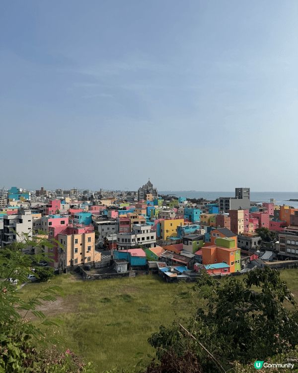 呢度係高雄嘅旗津島，最出名嘅打卡位就係旗津燈塔，上到去可以睇...