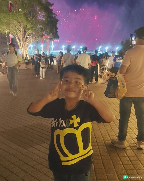 國慶節已經玩咗一整天, 累了便到中港城酒店食自助餐, 又可以...