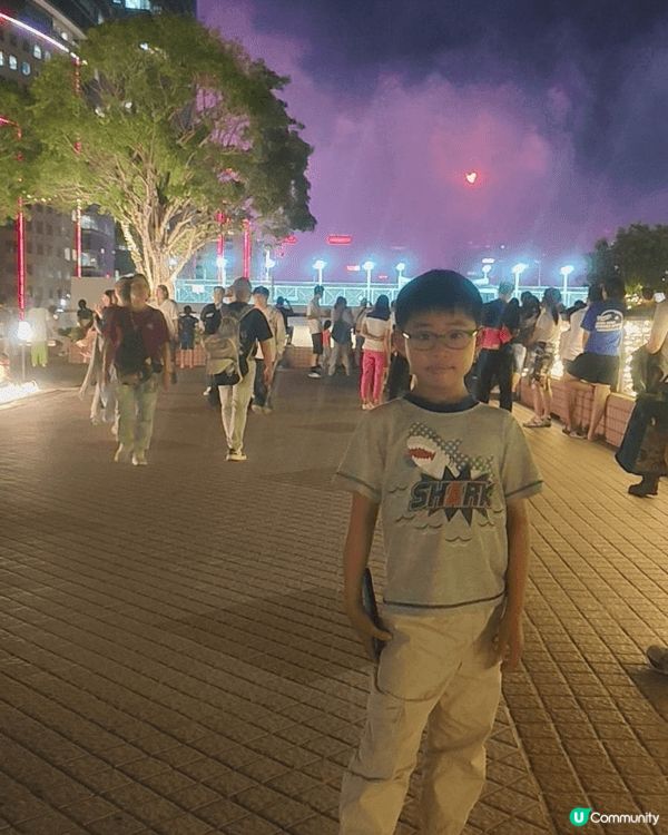 國慶節已經玩咗一整天, 累了便到中港城酒店食自助餐, 又可以...
