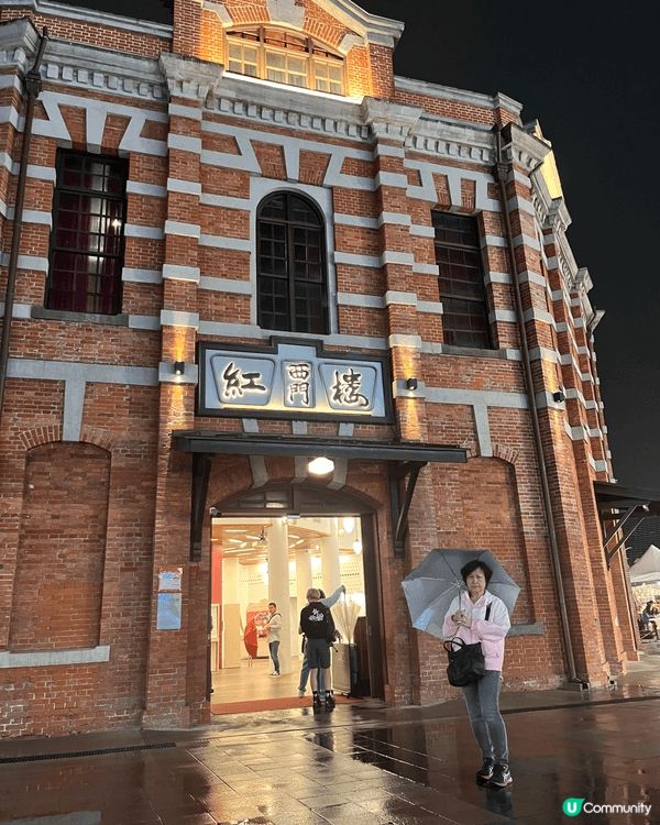 西門町境樓新舊交織,霓虹燈海映照百年戲院與潮流商場｡巷弄藏日...