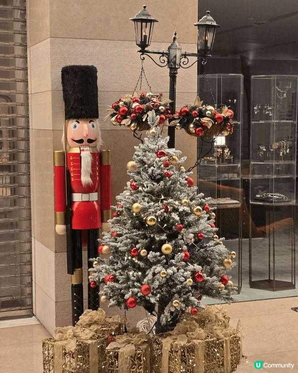 因為去飲宴，所以發現好正的聖誕佈置，有點北歐式，有雪人、有白...