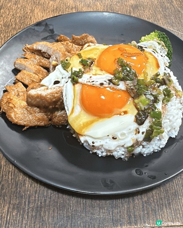 長洲一間平靚正餐廳，頹飯。有名你叫，正常見的蔥油香茅檸檬豬扒...
