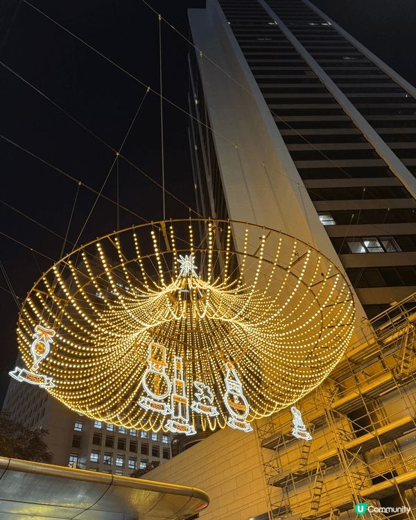 中環遮打花園的燈飾與裝飾，大型聖誕樹、燈光裝置及主題佈置，適...