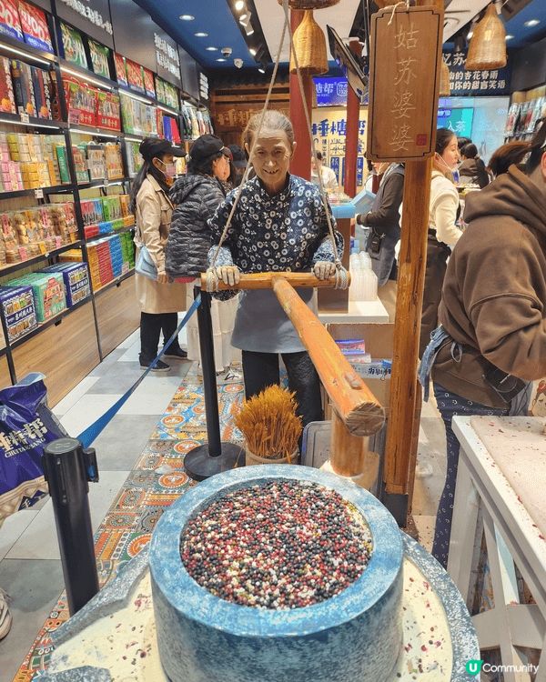 上海蘇州風景如圖， 城隍廟 朱古力特色商店 目不暇給 價錢相...