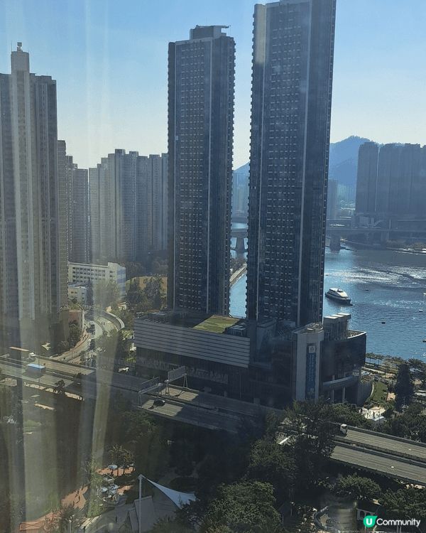 荃灣如心酒店是旅遊的好選擇，環境幽美，還可以看到海景，卧室床...