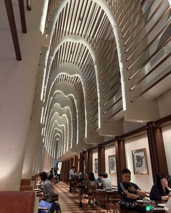荃灣如心廣場餐廳，獨特圓拱天花與木化石主題，結合優雅氛圍與舒...