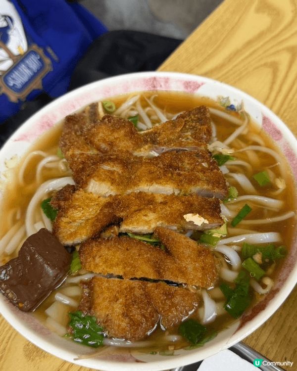 泰國平民中的美食。豬扒好入味炸出來甘香美味。魚蛋好子彈牙好有...