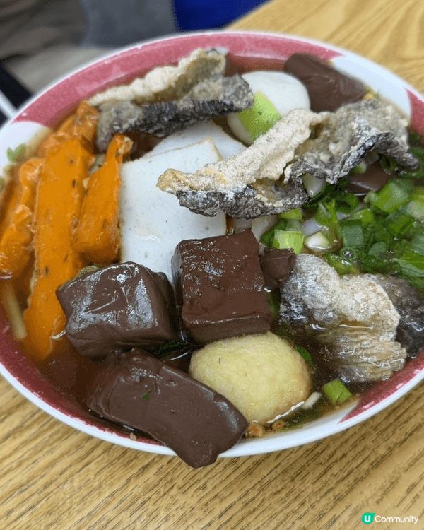 泰國平民中的美食。豬扒好入味炸出來甘香美味。魚蛋好子彈牙好有...