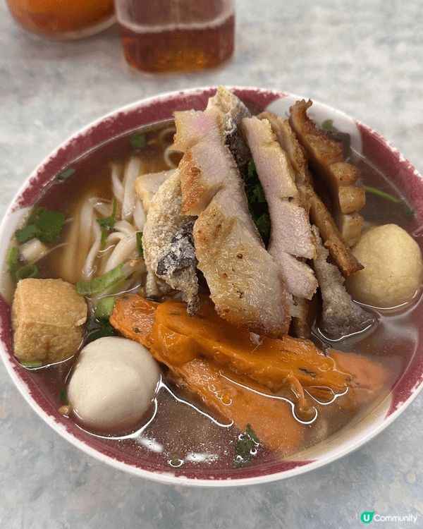 泰國平民中的美食。豬扒好入味炸出來甘香美味。魚蛋好子彈牙好有...