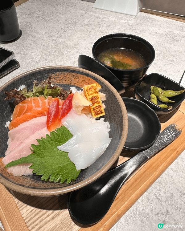 位於深水埗的鐵火堂可以算是平民丼飯食堂，不單有自選魚生丼，還...