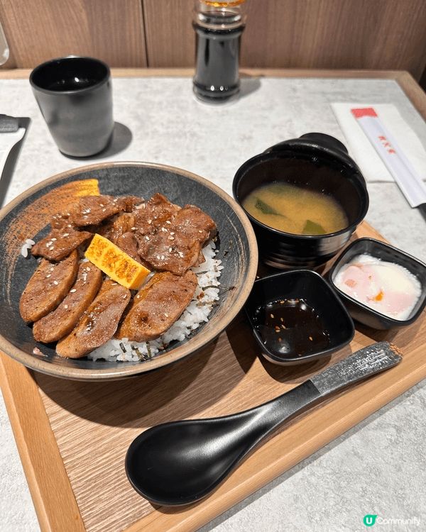 位於深水埗的鐵火堂可以算是平民丼飯食堂，不單有自選魚生丼，還...