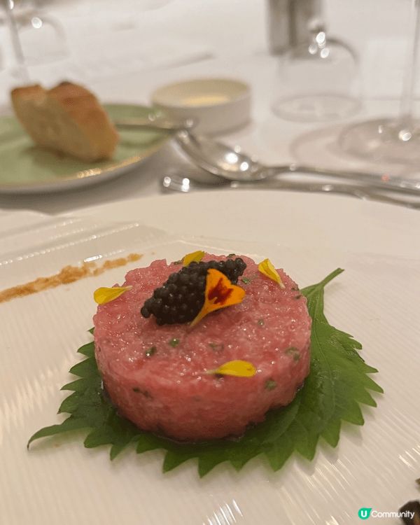 這酒店的用餐，令人難忘。可以提早預訂私人房間享受晚餐，六道菜...