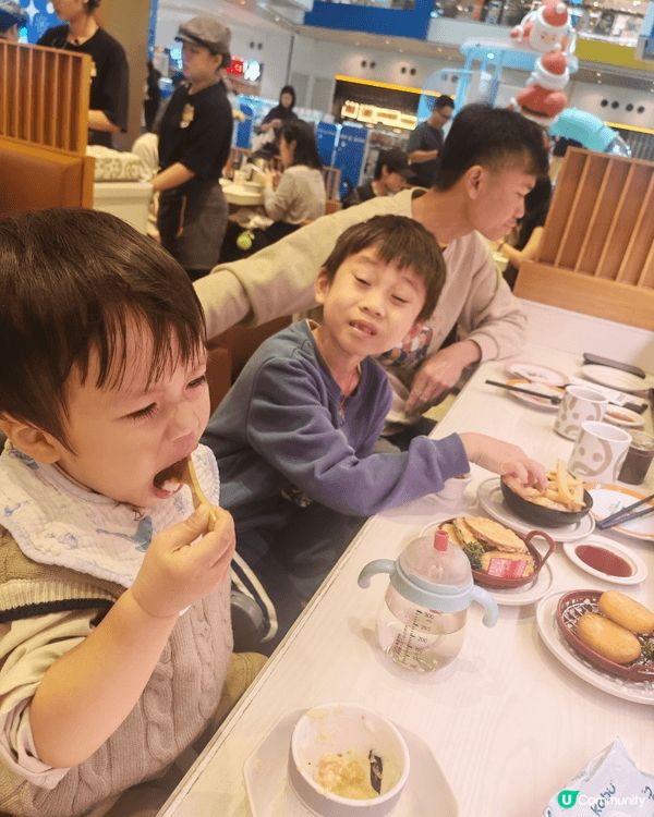 元氣壽司店，好吃，又新鮮，小朋友都岩吃！！！