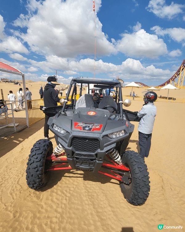 大漠風光，黃沙萬里，天氣陰晴，變幻無常。