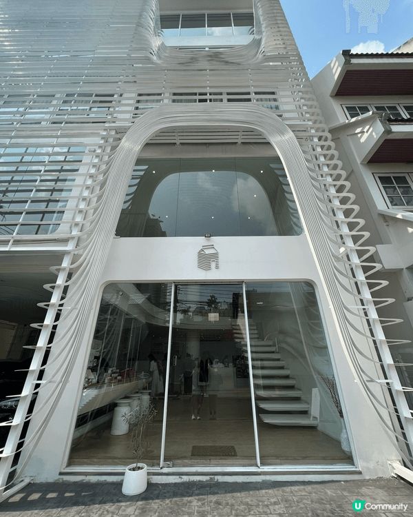 呢間係泰國嘅Cafe叫做Flat+White Cafe! 成...