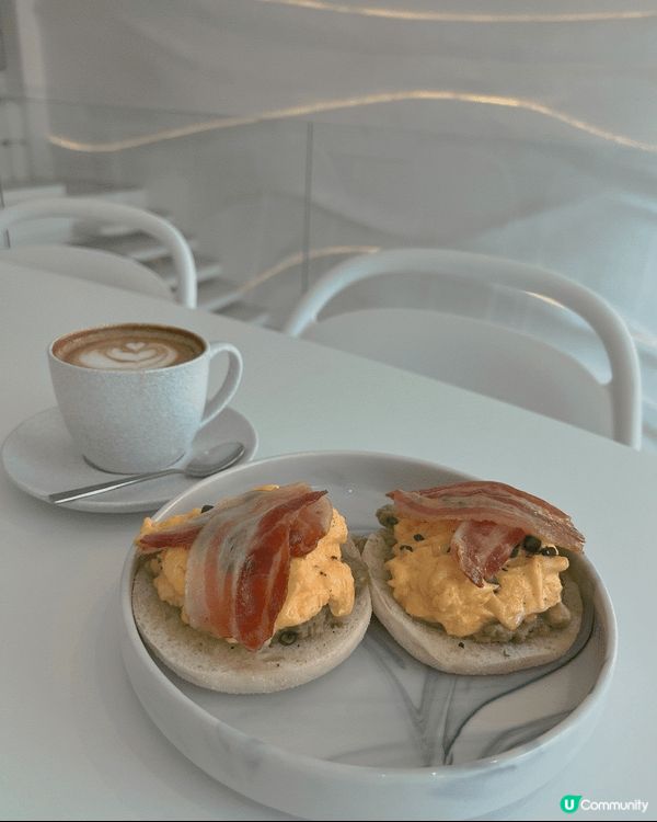 呢間係泰國嘅Cafe叫做Flat+White Cafe! 成...