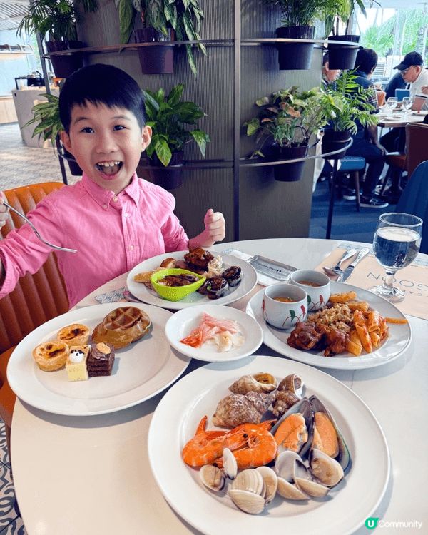 假日很喜歡到屯門黃金海岸酒店食自助餐，因為環境十分寫意舒適，...
