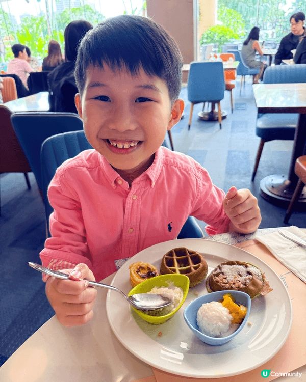 假日很喜歡到屯門黃金海岸酒店食自助餐，因為環境十分寫意舒適，...