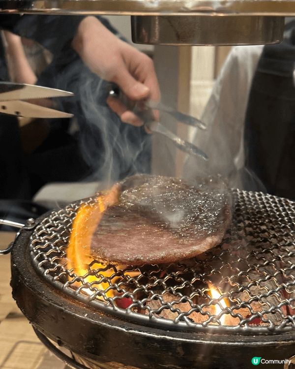 呢幾張圖片分別展示咗日本燒肉同鴨湯拉麵，係人氣美食推介。燒肉...