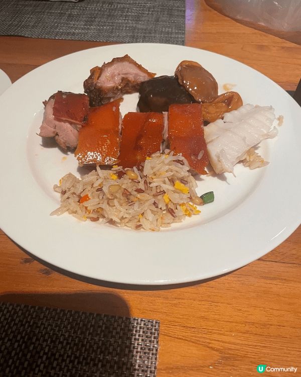 酒店的自助餐，有乳豬，羊架，焗蠔等多項美食