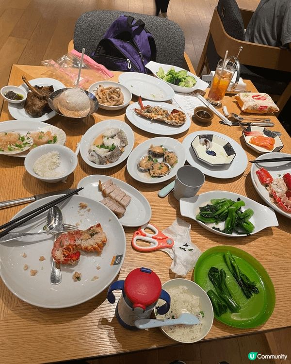 酒店的自助餐，有乳豬，羊架，焗蠔等多項美食
