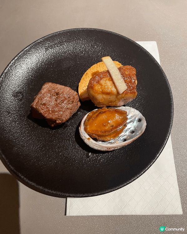 酒店的自助餐，有乳豬，羊架，焗蠔等多項美食