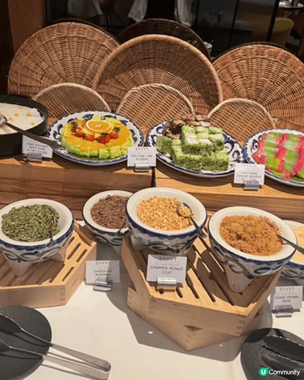 酒店的自助餐，有乳豬，羊架，焗蠔等多項美食