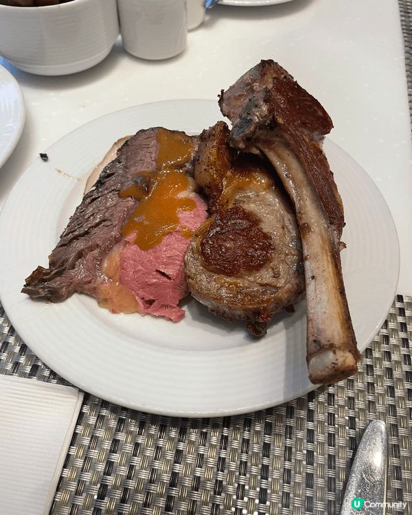 酒店的自助餐，有乳豬，羊架，焗蠔等多項美食