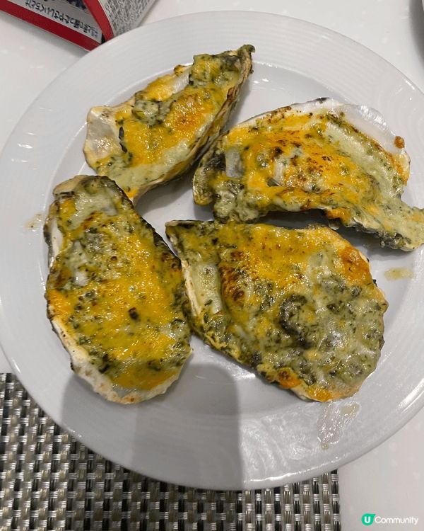 酒店的自助餐，有乳豬，羊架，焗蠔等多項美食