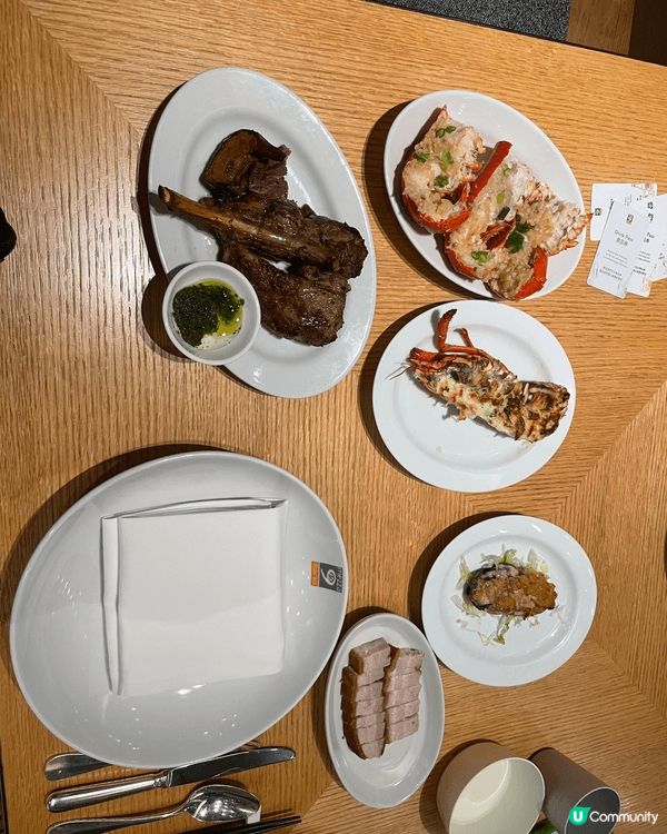 酒店的自助餐，有乳豬，羊架，焗蠔等多項美食