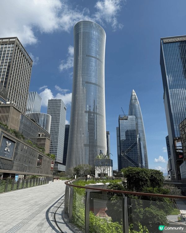 深圳湾万象城，深圳高端奢尚地标，融合艺术、文化与购物体验。