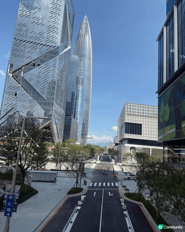 深圳湾万象城，深圳高端奢尚地标，融合艺术、文化与购物体验。