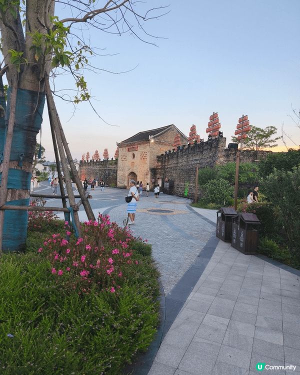 圖片所示的分別是湖南的七十二奇樓和鳳凰古城以及江西的客家古城...