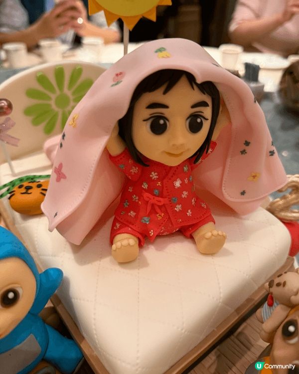 女兒2歲生日，再一次訂購個人化既蛋糕，將女兒最愛既公仔放晒係...