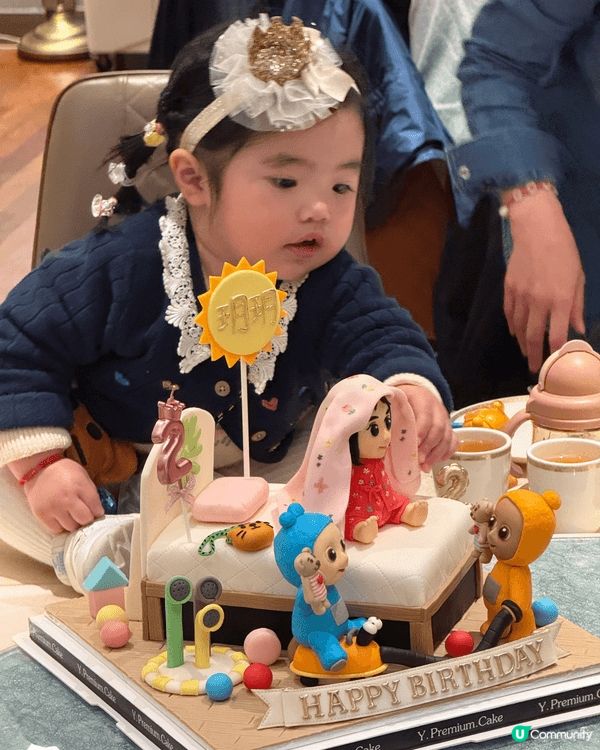 女兒2歲生日，再一次訂購個人化既蛋糕，將女兒最愛既公仔放晒係...