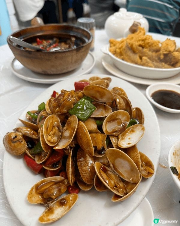 位於港島區的華叔海鮮飯店，非常適合一家大小來吃飯，大排檔風味...