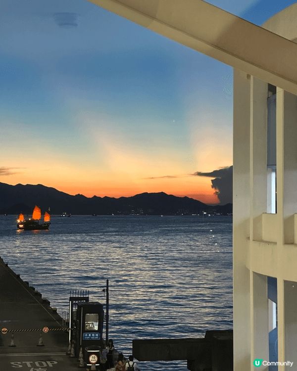 在途經尖沙咀海旁時 看見的日落 並且見到很多途人也在海旁拍照...