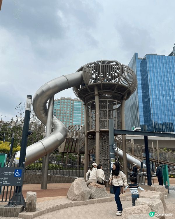 茶果嶺公園既兩層滑梯好好玩 另一邊仲有埋玩水設施 再加上平台...