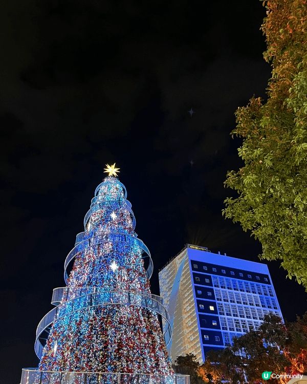 今年香港皇后像廣場嘅聖誕裝置獲得唔少市民同遊客好評，整體設計...